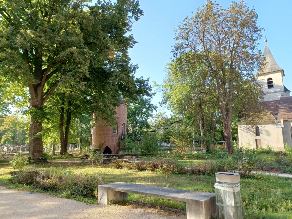 Le lycée Jean-Baptiste Corot est entouré d'un parc arboré de 16 hectares.